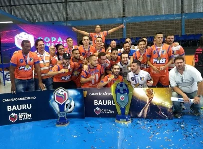 AA FIB/Total Mveis levanta a taa da Copa dos Campees da TV Tem