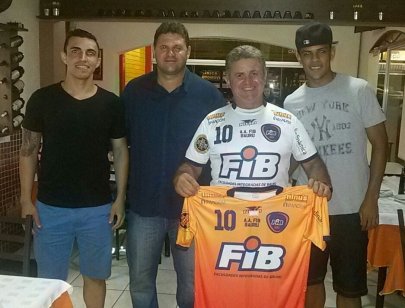 Jogadores da A.A. FIB jantam na pizzaria e restaurante Mr. Ninus's