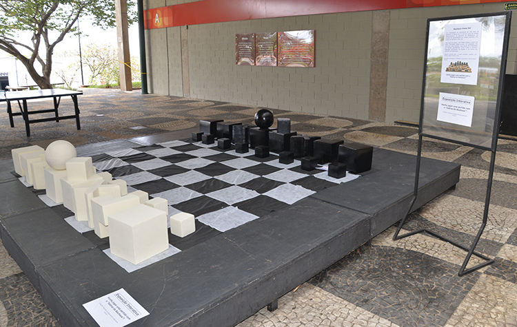 Pracinha da Cultura iniciou projeto de aulas de xadrez para