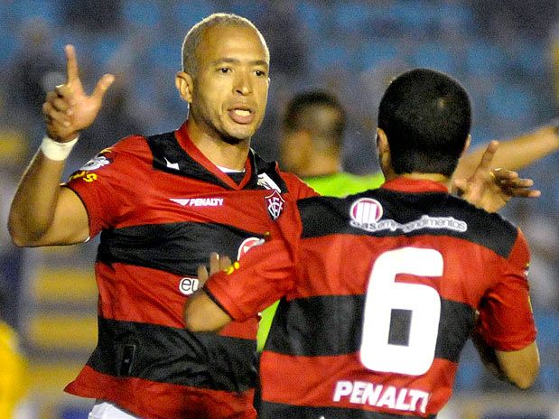 Atacante Junior, destaque da campanha do Vitria no vice-campeonato da Copa do Brasil,  o pai de Pamela.