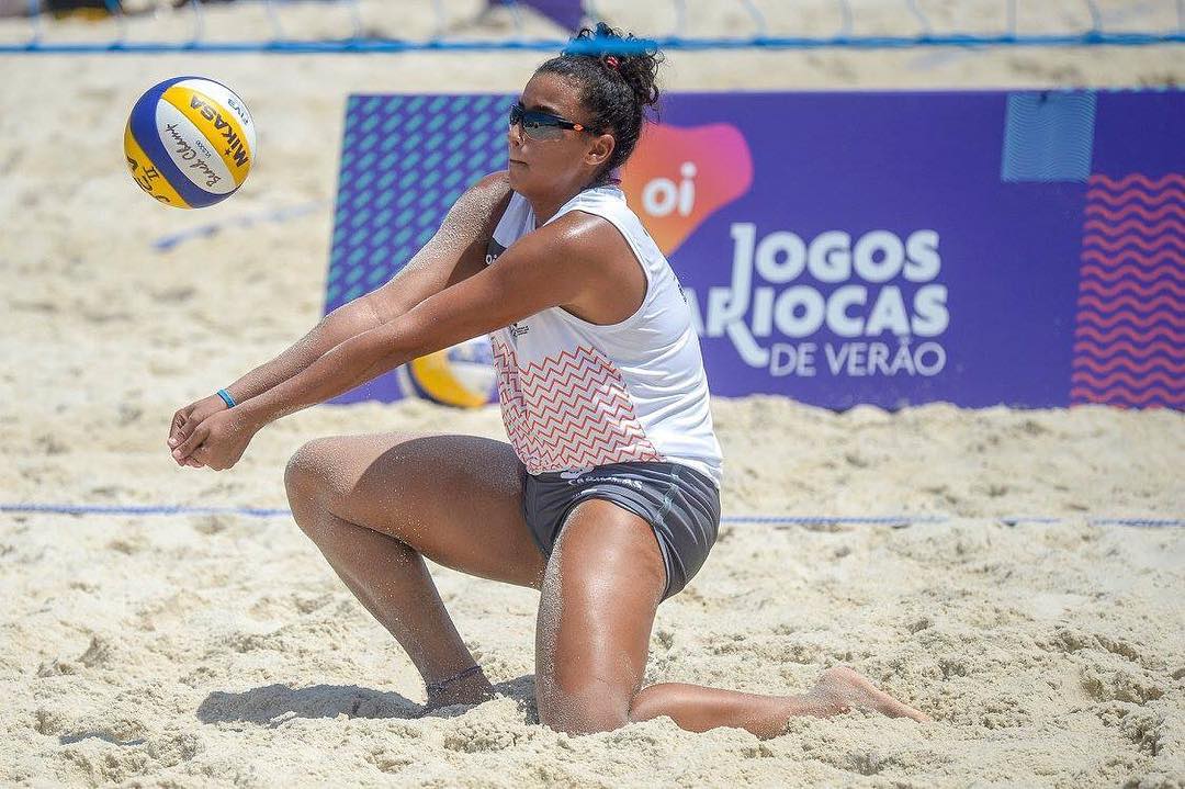 Pamela atuando no voleibol de praia.