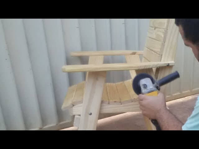 Como fazer uma cadeira aproveitando a madeira
