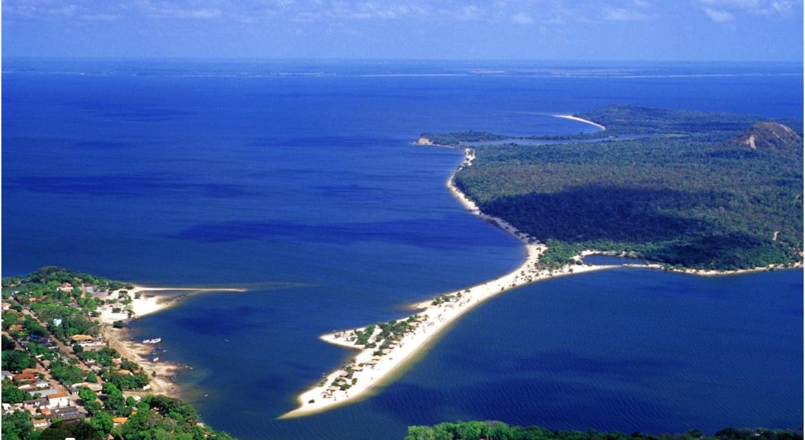 Alter do Chão e o Iate Amazônia (Santarém - Pará) Alter do Chão e o Iate Amazônia (Santarém - Pará)