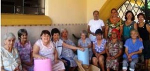 entrega-de-34-metros-de-tecido-de-toalha-de-banho-para-o-lar-sao-vicente-de-paula-13-02-2010-1