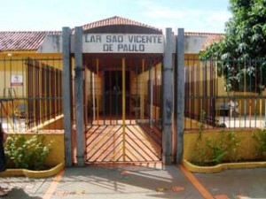 entrega-de-34-metros-de-tecido-de-toalha-de-banho-para-o-lar-sao-vicente-de-paula-13-02-2010-29