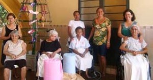 entrega-de-34-metros-de-tecido-de-toalha-de-banho-para-o-lar-sao-vicente-de-paula-13-02-2010-5