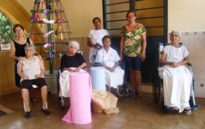 entrega-de-34-metros-de-tecido-de-toalha-de-banho-para-o-lar-sao-vicente-de-paula-13-02-2010-8