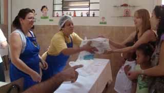 Marmitas prontas, hora da entrega, sempre com muita alegria.