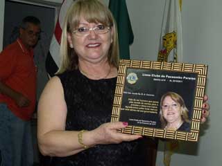PDG JANETE CONESSA COM A LEMBRANÇA PE A HOMENAGEM AO MÊS DO EX-GOVERNADOR