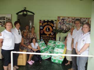 Entrega de 360 fraldas geriátricas descartáveis para a Casa da Vovó Maria de Nazaré.