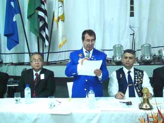 DG CL. Vladimir dando posse aos novos associados ao lado PDG CL. Paulo Nakae e CL. Anílton Presidente do LC de Lucélia