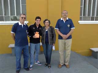 Entrega do Prêmio ao aluno Lucas da Escola Dimensão