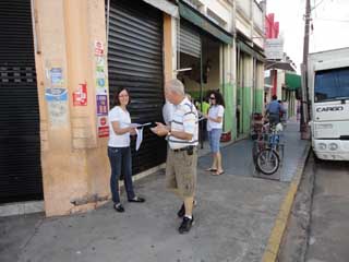 CCaLL efetuando a panfletagem (sacolas plásitcas)
