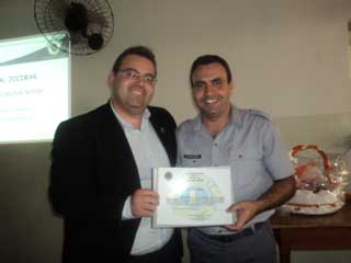 3 Paulo José entrega Certificado ao SD PM Jocimar