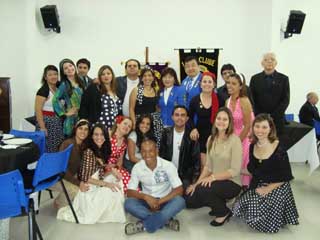 1 Companheiros do Lions Clube Universitário de Garça junto com o casal governador