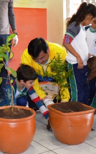 Cultivando_mudas_de_árvores_frutíferas_em_áreas_altamente_urbanizadas_como_BAURU_23AGO2011