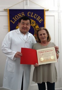DG_Ricardo_Komatsu_apresenta_Certificado_Apreciação_Wing_Kun_Tam_a_Virginia_Balloni