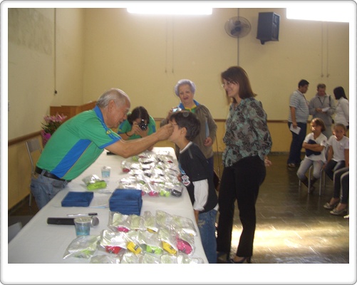 1 Arata colocando óculos