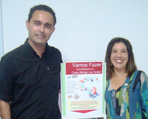 1 Presidentes Fagner Sitta e Claudinéia Garcia junto ao cartaz da campanha em foto para divulgação na imprensa Presidentes Fagner Sitta e Claudinéia Garcia junto ao cartaz da campanha em foto para divulgação na imprensa