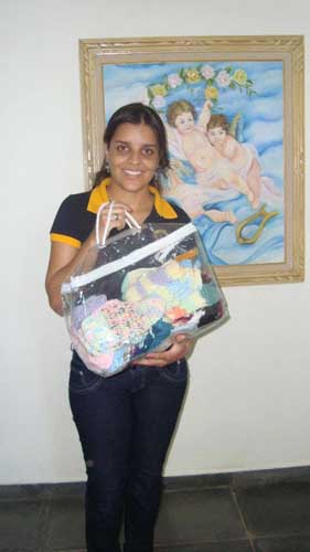 8 Companheira Kelly Freitas com os sapatinhos de lã doados Companheira Kelly Freitas com os sapatinhos de lã doados