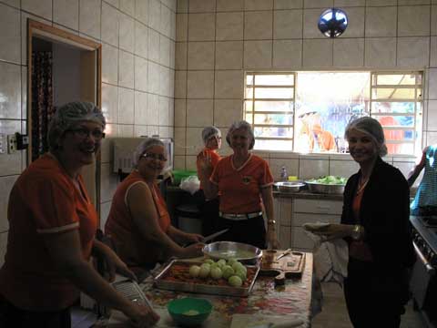 Leões e Domadoras na preparação do almoço