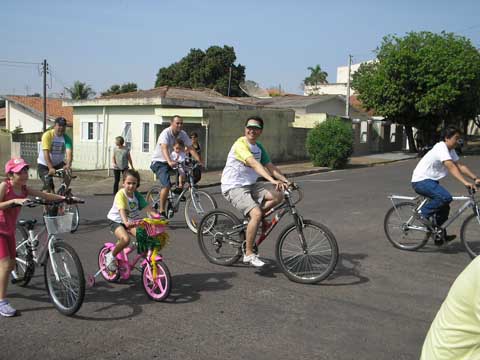 Lees e filhotes participando junto com a comunidade