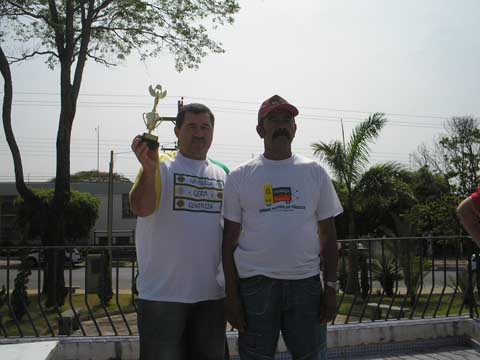 CL Donizete homenageando o ciclista mais idoso