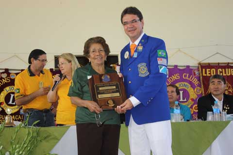 7 DG OSVALDO ENTREGANDO TITULO MELVIN JONES A DONA HERNANDA DO LC DE TRÊS LAGOAS