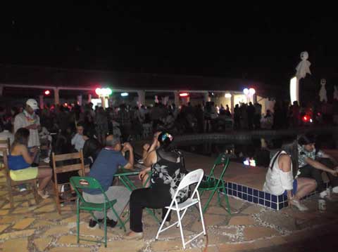 8 CONVIDADOS NA ÁREA DAS PISCINAS