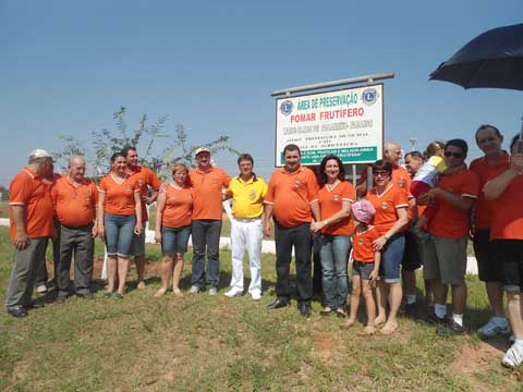 8 Leões apresentando o Pomar Frutífero na Via de Acesso da Cidade