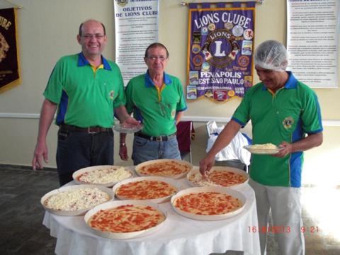 leões montando pizzas_480x360