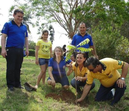 Plantio do Ipê do Sorriso - Asilo - Cópia_420x360
