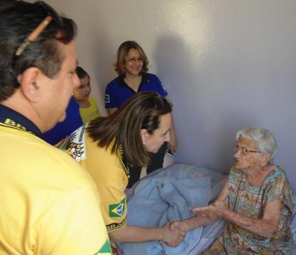 Visita ao Asilo são Vicente de Paula (2)_417x360