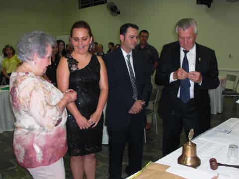 novos sócios recebendo pin de afiliação_480x360