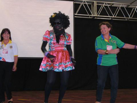 participação da Cal Neide na apresentação da Nega Maluca_480x360