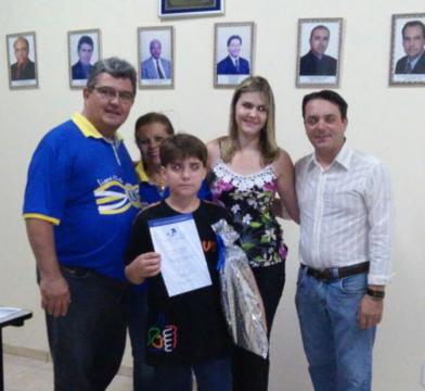 Presidente do Lions Clube Paulo Frutuoso e sua esposa Terezinha juntamente com o aluno Rodrigo Gabriel e seus pais, Rodrigo e Silvana Zanuto. Presidente do Lions Clube Paulo Frutuoso e sua esposa Terezinha juntamente com o aluno Rodrigo Gabriel e seus pais, Rodrigo e Silvana Zanuto.
