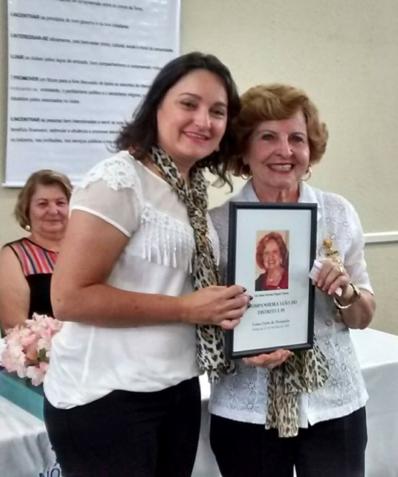 CaL Dalva recebendo homenagem