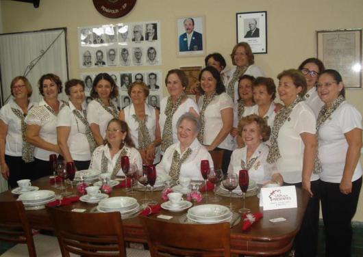 Mesa decorada com as mulheres do clube