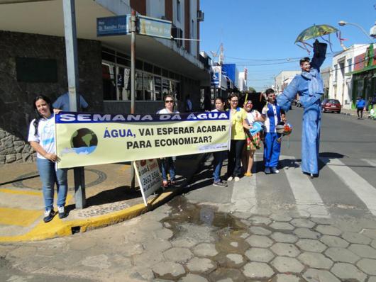 Pedágio orientando sobre o uso racional da água Pedágio orientando sobre o uso racional da água