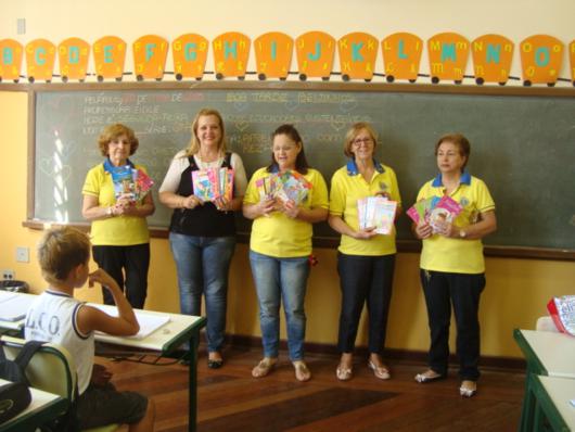 8- doação de livros para o cantinho da leitura 2º ano_530x398