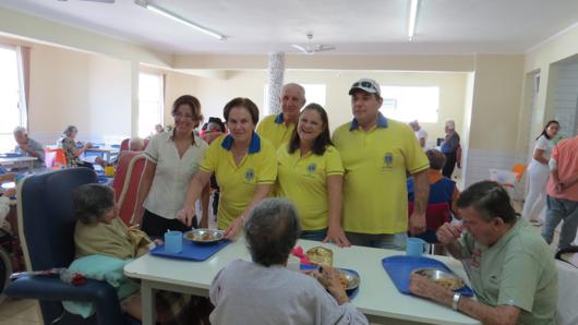 8 - servindo o almoço_530x298