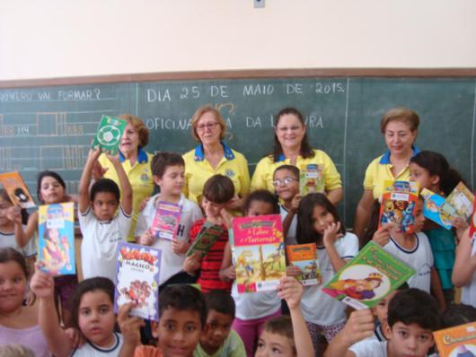 9-entusiasmo das crianças do 2º ano com os livros_530x398