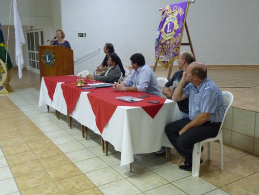 Presidente Neusa Balzanini durante agradecimento aos companheiros (as) na reunião de encerramento do Ano Leonístico 2014/2015 Presidente Neusa Balzanini durante agradecimento aos companheiros (as) na reunião de encerramento do Ano Leonístico 2014/2015