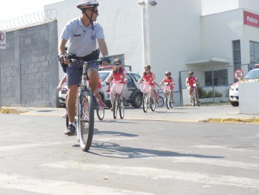 Com equipamentos de segurança e guiando suas bicicletas, as crianças percorreram as ruas e avenida do centro da cidade Com equipamentos de segurança e guiando suas bicicletas, as crianças percorreram as ruas e avenida do centro da cidade