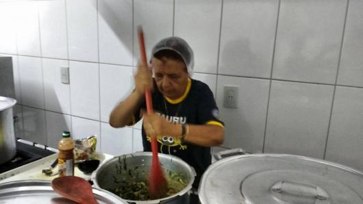 Jantar no Albergue Noturno Alivio A Fone Foto 10_530x298