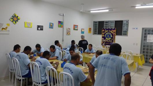 Jantar no Albergue Noturno Alivio A Fone Foto 14_530x298