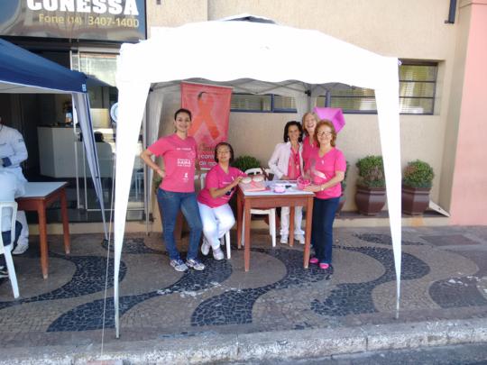 A barraca dos Amigos da Dalvinha, a postos para orientações no Outubro Rosa
