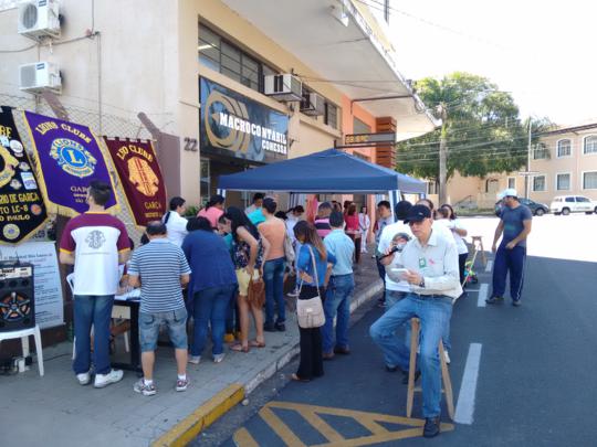 Bem mais de 100 pessoas compareceram para realizar os exames.