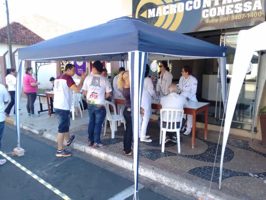 Professora e estudantes de Enfermagem mostraram habilidade e atenção aos interessados.