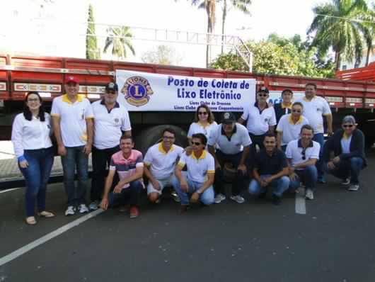 Leões dos Lions Clubes de Dracena e Dracena Cinquentenário. Campanha Coleta de Lixo Eletrônico e Troca de Óleo Usado. Praça Arthur Pagnozzi - Dracena SP